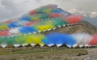 始祖鸟在喜马拉雅山脉放烟花引争议 蔡国强工作室：用的环保材料 ！