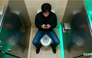 1个月14次如厕超1小时被解雇 员工索赔32万多：法院判了 ！