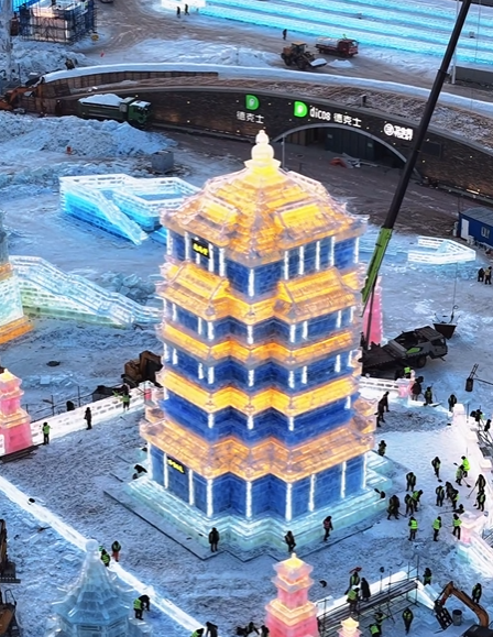 哈尔滨现巨型“黄鹤楼冰雕” 网友调侃：武汉被“偷家”了 ！-第1张图片-乍过网